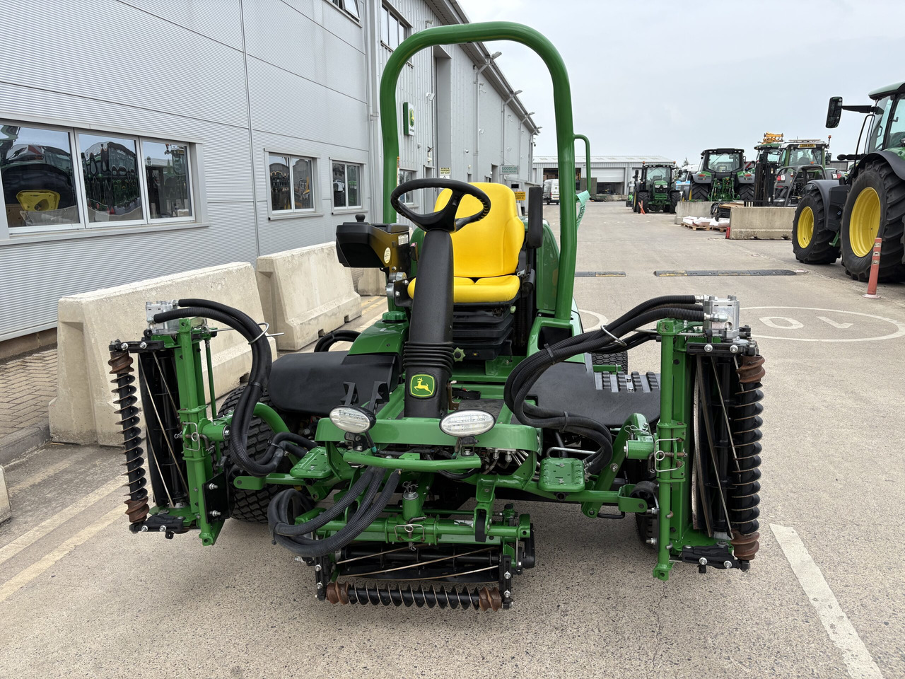 John Deere 7700A Fairway Mower - Zāles pļāvējs: foto 2 John Deere 7700A Fairway Mower - Zāles pļāvējs: foto 2