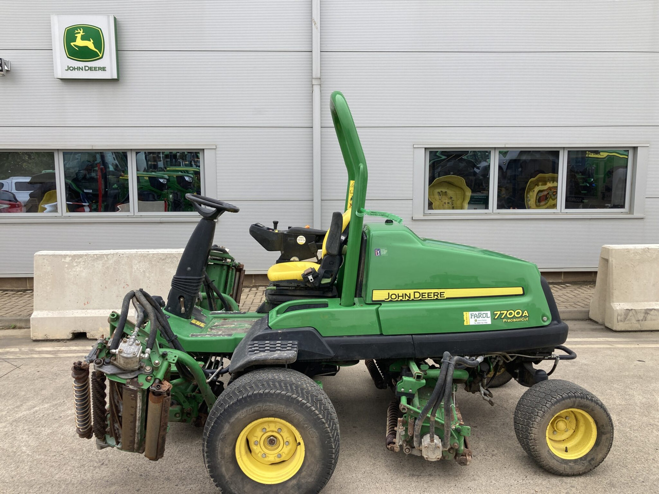 John Deere 7700A Fairway Mower - Zāles pļāvējs: foto 2 John Deere 7700A Fairway Mower - Zāles pļāvējs: foto 2