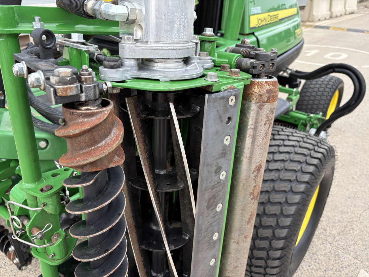 John Deere 7700A Fairway Mower - Zāles pļāvējs: foto 5 John Deere 7700A Fairway Mower - Zāles pļāvējs: foto 5
