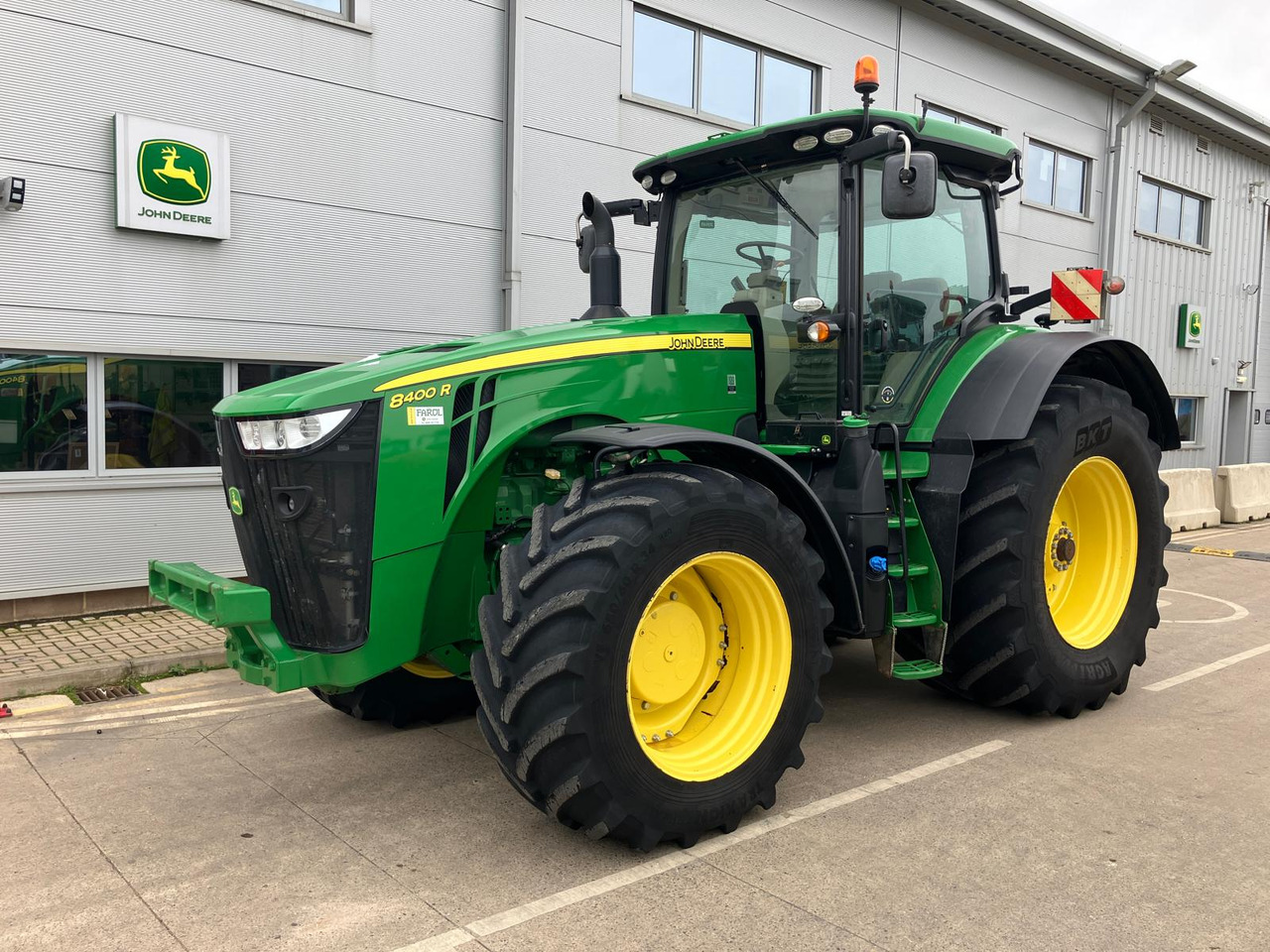John Deere 8400R - Traktors: foto 1 John Deere 8400R - Traktors: foto 1