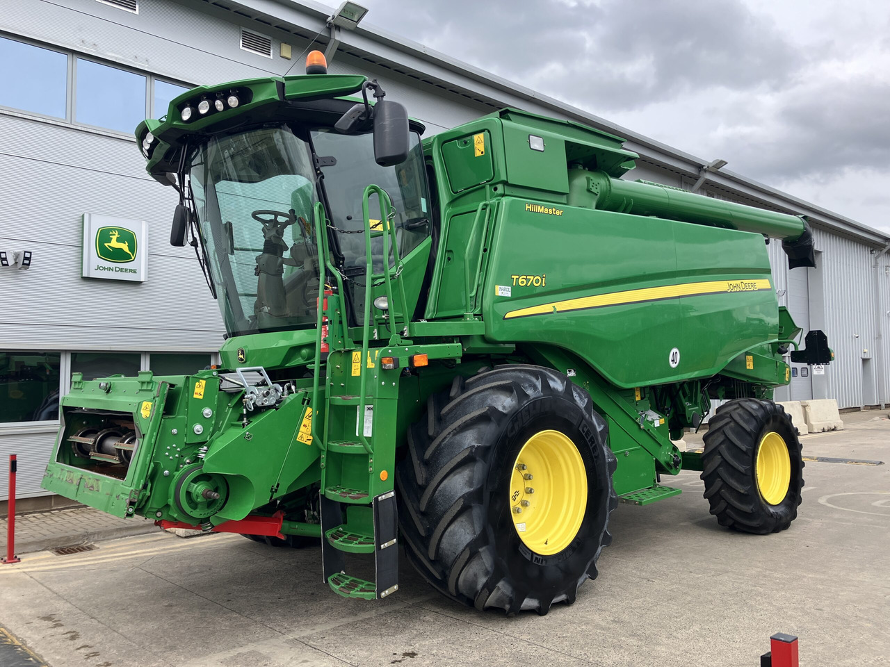 John Deere T670i HillMaster - Labības kombains: foto 1 John Deere T670i HillMaster - Labības kombains: foto 1