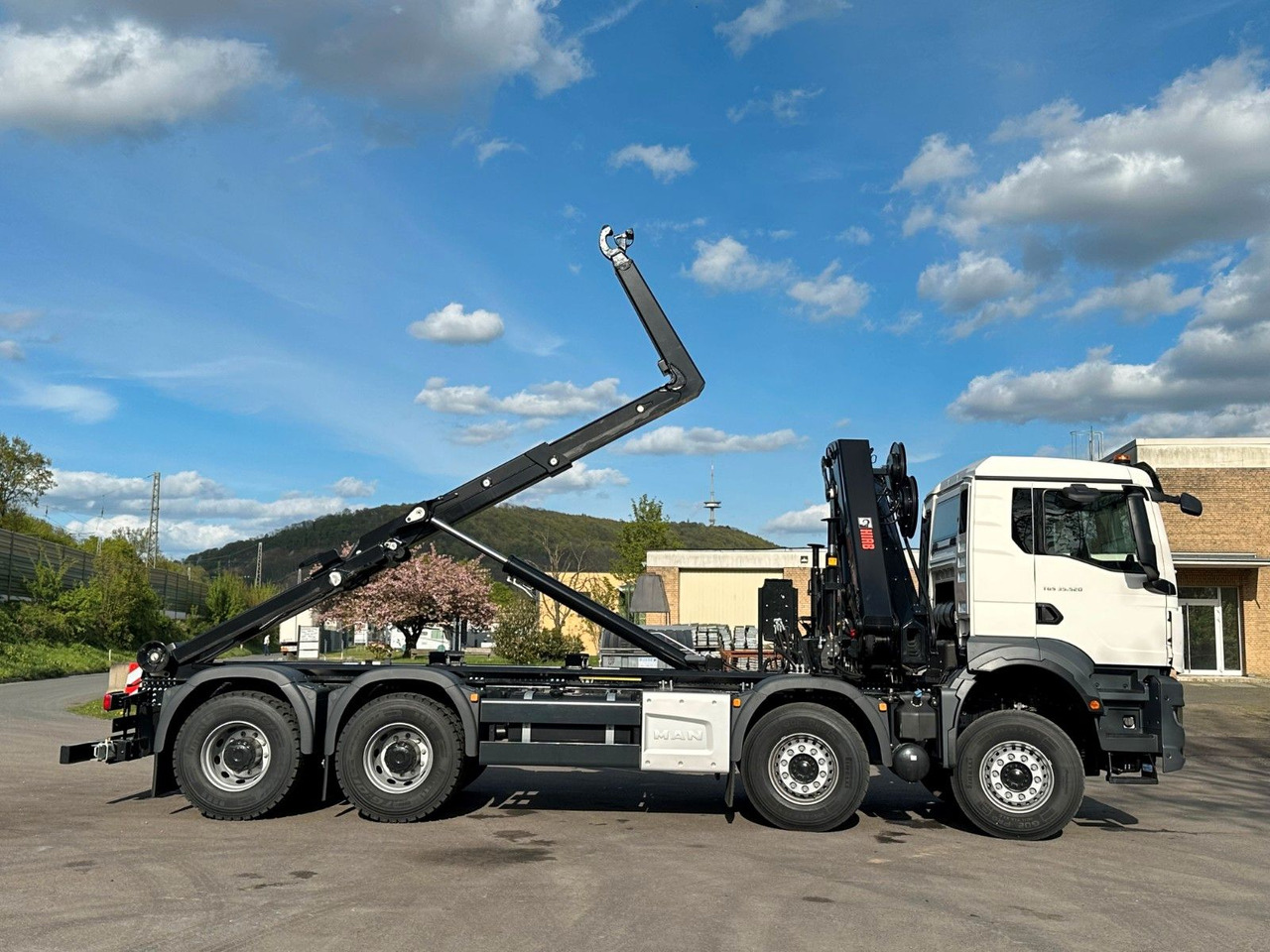 Pacēlājs ar āķi, Kravas auto ar manipulatoru MAN TGS 35.520 8x4  Abrollkipper + Kran HIAB 228-6: foto 19