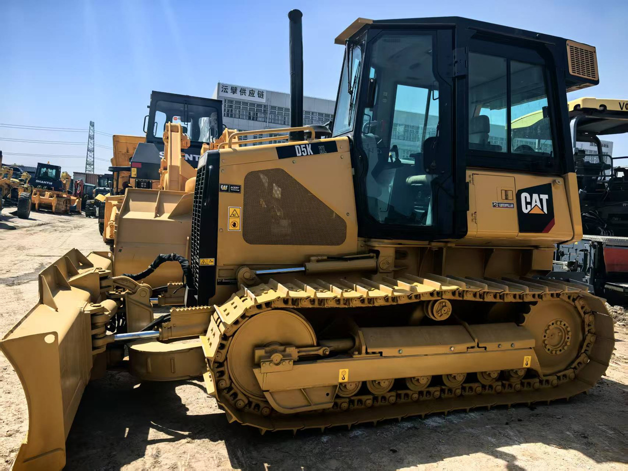 CATERPILLAR D5K - Buldozers: foto 1 CATERPILLAR D5K - Buldozers: foto 1