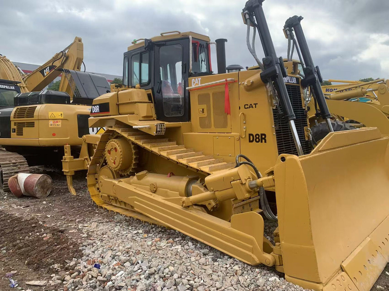 CATERPILLAR D8R - Buldozers: foto 1 CATERPILLAR D8R - Buldozers: foto 1