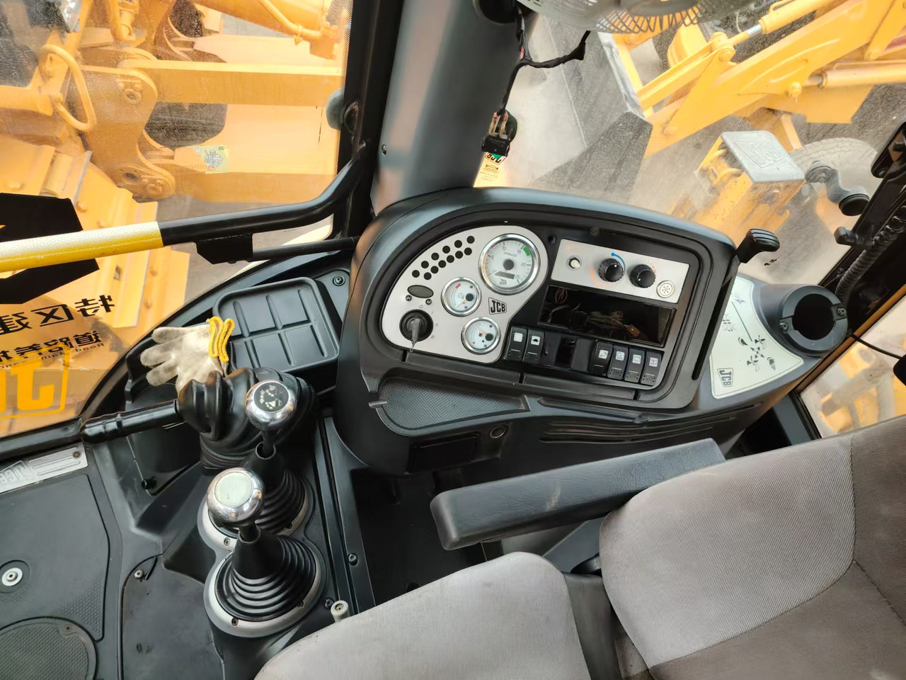 JCB 4CX - Ekskavators-iekrāvējs: foto 1 JCB 4CX - Ekskavators-iekrāvējs: foto 1