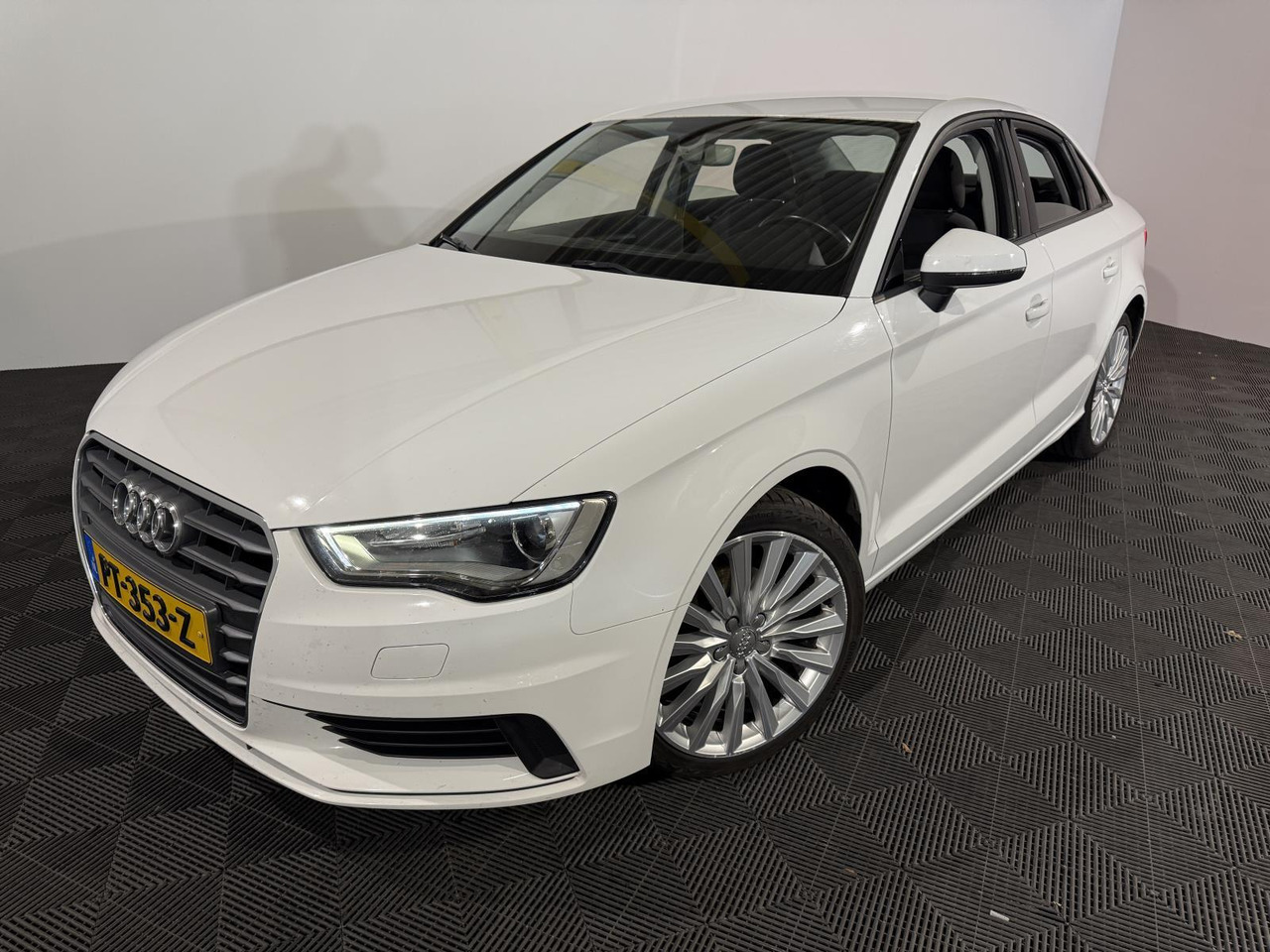 Audi | A3 Limousine | 1.4 TFSI Attraction Pro Line Plus Automaat | 2016 | 256.538 km | PT353Z | Geen oordeel - Sedans: foto 1 Audi | A3 Limousine | 1.4 TFSI Attraction Pro Line Plus Automaat | 2016 | 256.538 km | PT353Z | Geen oordeel - Sedans: foto 1