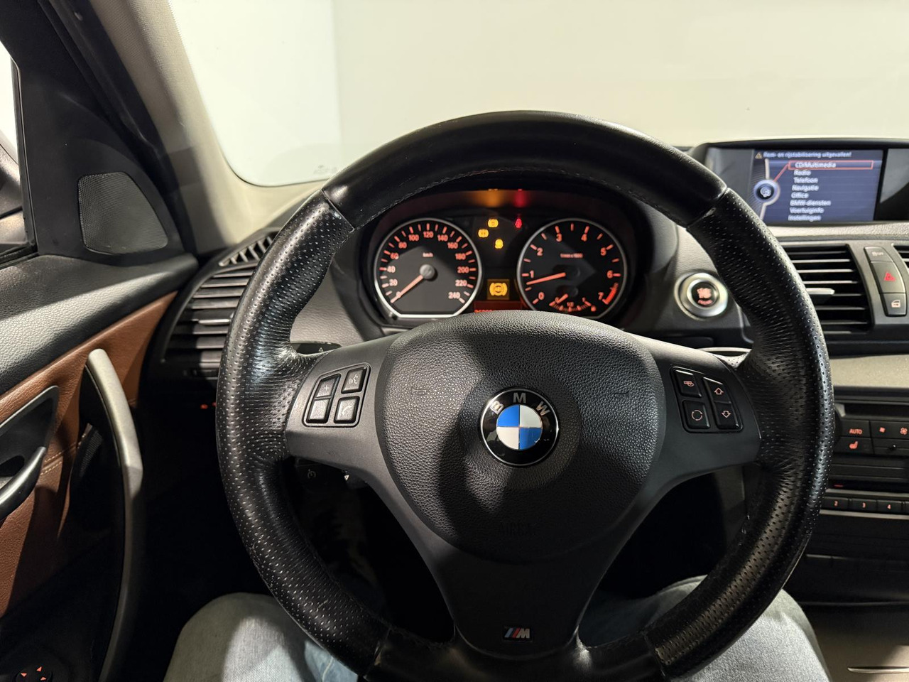 BMW | 1-serie | 116i EffDyn. Ed. Business Line Ultimate Edition | 2011 | 263.221 km | 05RHG5 | Logisch - Hečbeks: foto 4 BMW | 1-serie | 116i EffDyn. Ed. Business Line Ultimate Edition | 2011 | 263.221 km | 05RHG5 | Logisch - Hečbeks: foto 4