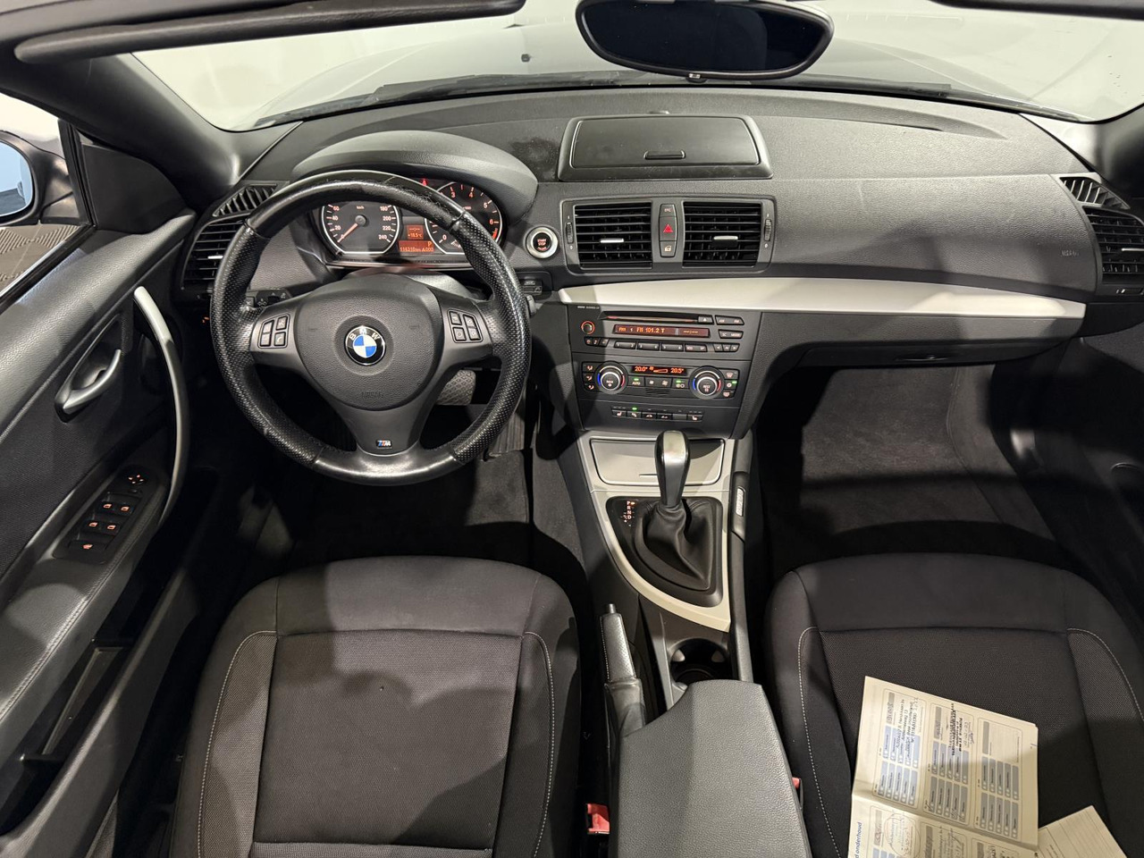BMW | 1-serie Cabrio | 118i High Executive | 2009 | 114.310 km | 43HZT4 | Logisch - Vieglā automašīna: foto 2 BMW | 1-serie Cabrio | 118i High Executive | 2009 | 114.310 km | 43HZT4 | Logisch - Vieglā automašīna: foto 2