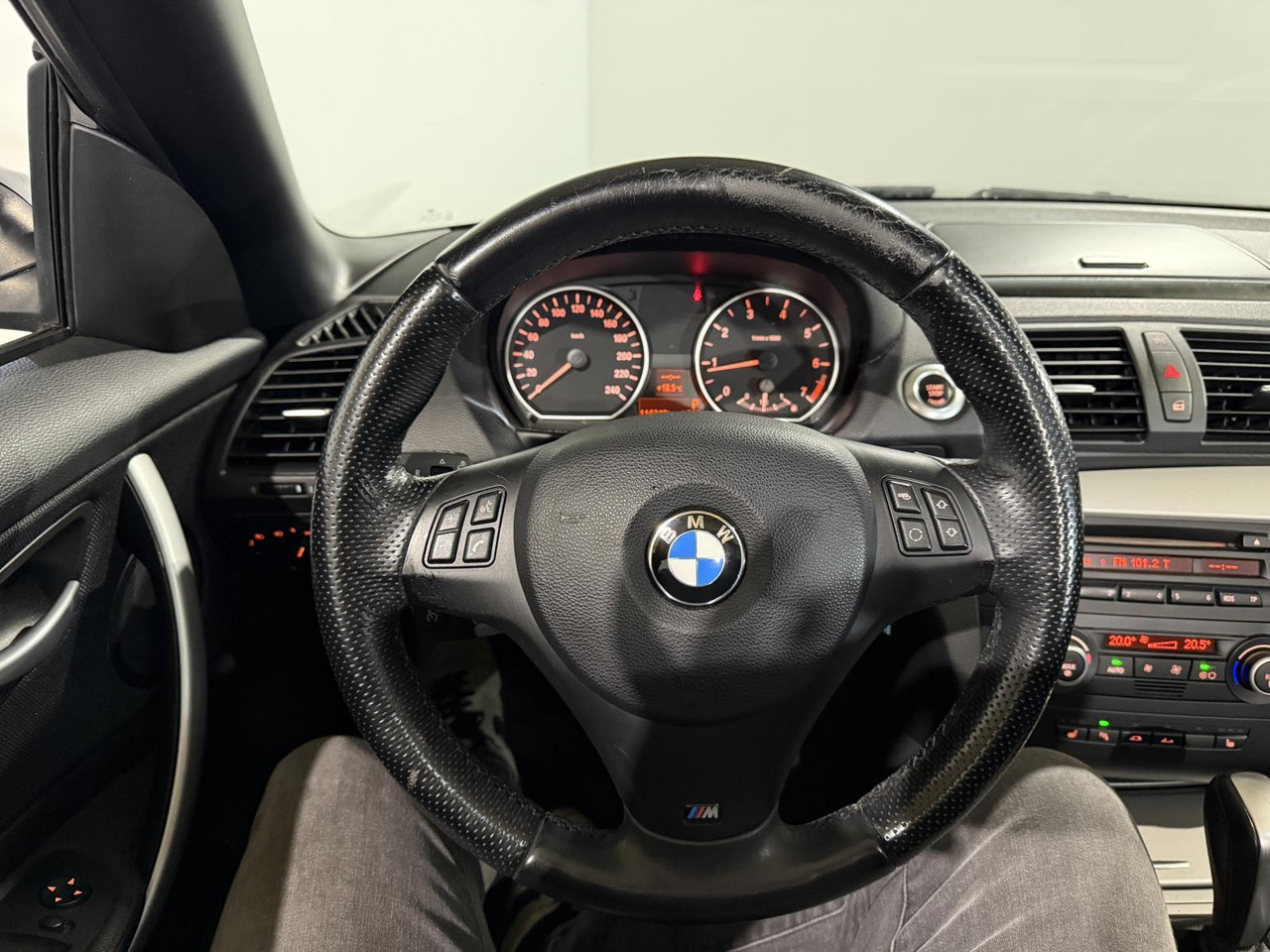 BMW | 1-serie Cabrio | 118i High Executive | 2009 | 114.310 km | 43HZT4 | Logisch - Vieglā automašīna: foto 5 BMW | 1-serie Cabrio | 118i High Executive | 2009 | 114.310 km | 43HZT4 | Logisch - Vieglā automašīna: foto 5