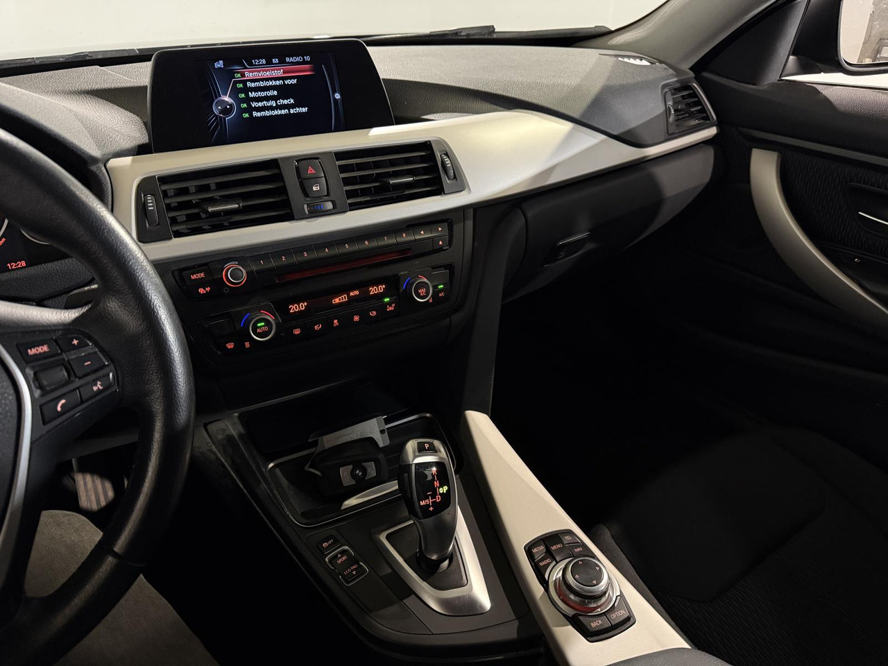 BMW | 4-serie Coupé | 420i Executive Automaat | 2015 | 213.401 km | 2ZGG53 | Logisch - Vieglā automašīna: foto 4 BMW | 4-serie Coupé | 420i Executive Automaat | 2015 | 213.401 km | 2ZGG53 | Logisch - Vieglā automašīna: foto 4