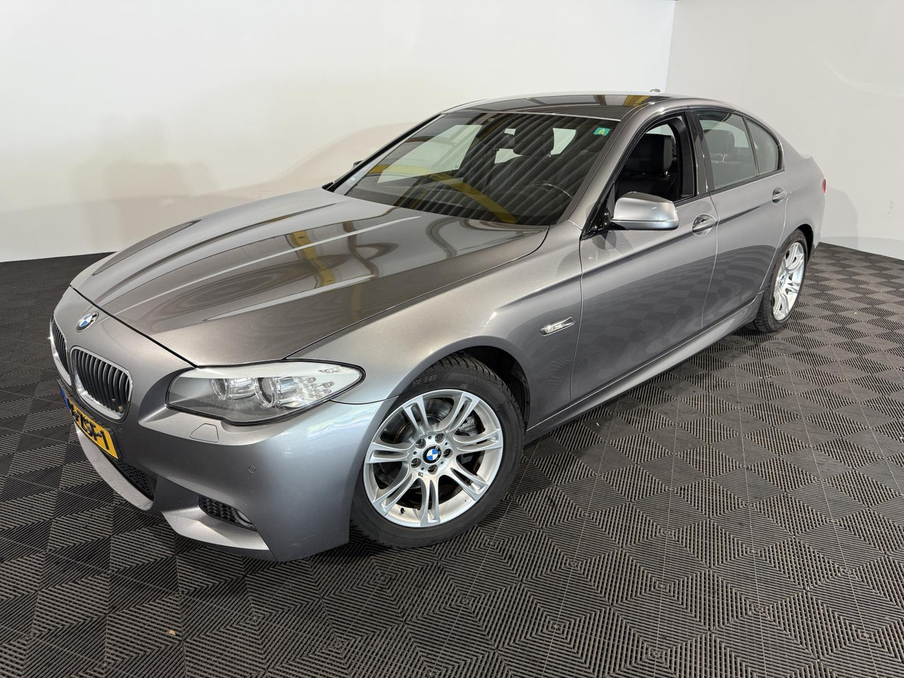 BMW | 5-serie | 520i High Executive | 2013 | 218.545 km | 46ZSF1 | Logisch - Sedans: foto 1 BMW | 5-serie | 520i High Executive | 2013 | 218.545 km | 46ZSF1 | Logisch - Sedans: foto 1