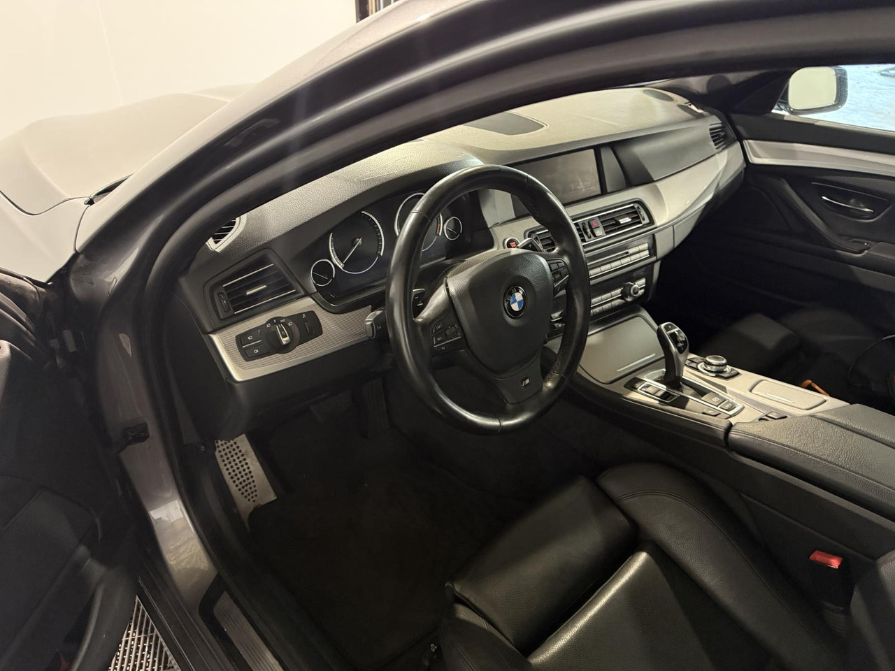 BMW | 5-serie | 520i High Executive | 2013 | 218.545 km | 46ZSF1 | Logisch - Sedans: foto 4 BMW | 5-serie | 520i High Executive | 2013 | 218.545 km | 46ZSF1 | Logisch - Sedans: foto 4