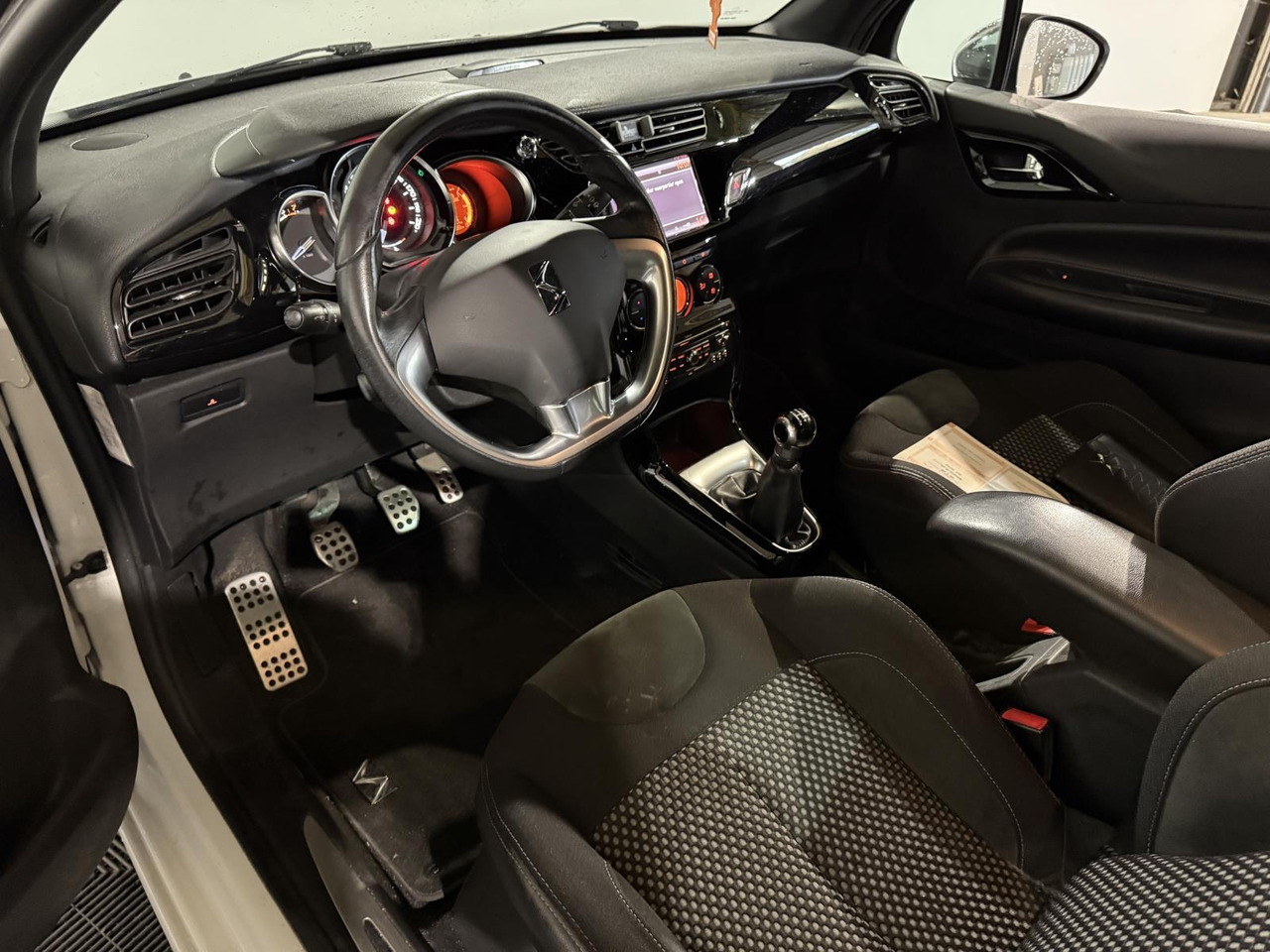Citroen | DS3 | 1.6 So Chic | 2011 | 154.198 km | 98PFT8 | Logisch - Hečbeks: foto 4 Citroen | DS3 | 1.6 So Chic | 2011 | 154.198 km | 98PFT8 | Logisch - Hečbeks: foto 4