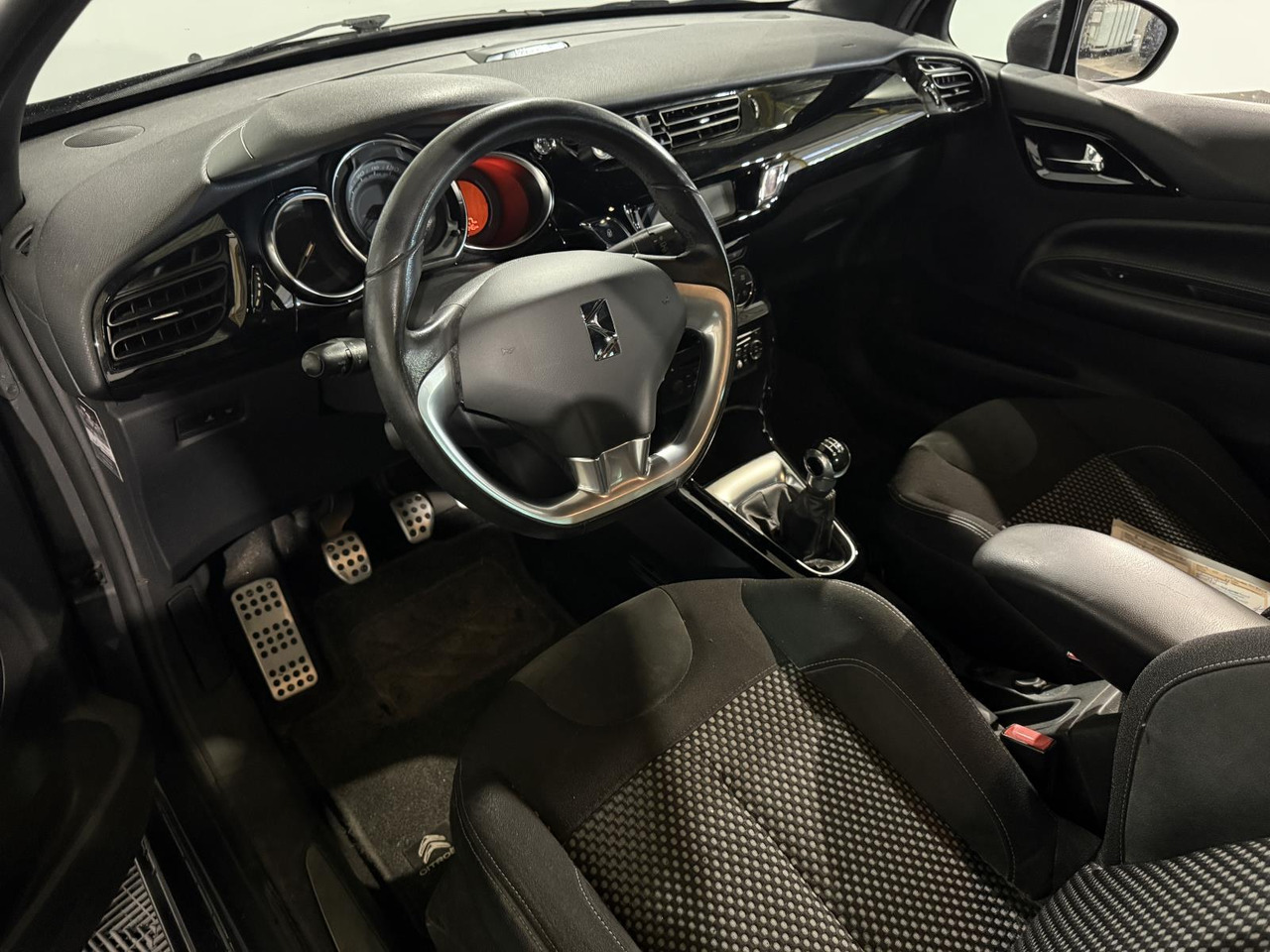 Citroen DS3 1.6 e-HDi So Chic | 2012 | 277.448 km | 14-XLR-7 - Hečbeks: foto 4 Citroen DS3 1.6 e-HDi So Chic | 2012 | 277.448 km | 14-XLR-7 - Hečbeks: foto 4