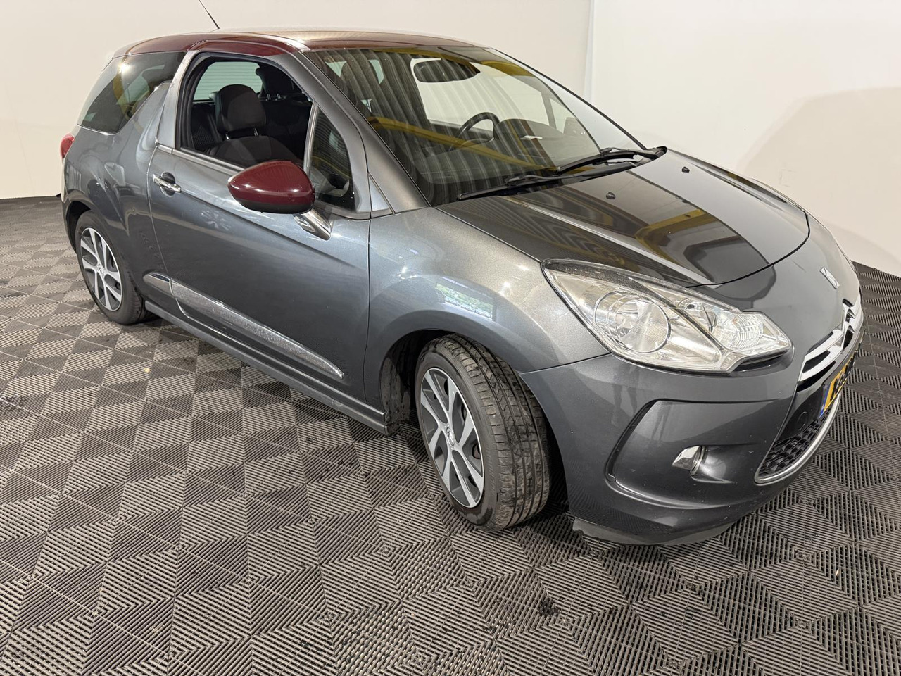 Citroen DS3 1.6 e-HDi So Chic | 2012 | 277.448 km | 14-XLR-7 - Hečbeks: foto 3 Citroen DS3 1.6 e-HDi So Chic | 2012 | 277.448 km | 14-XLR-7 - Hečbeks: foto 3