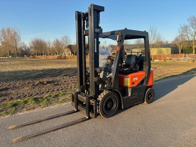Doosan G25G LP Vorkheftruck Side-shift - Gāzes iekrāvējs: foto 1 Doosan G25G LP Vorkheftruck Side-shift - Gāzes iekrāvējs: foto 1
