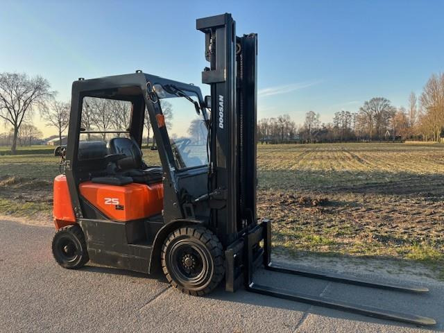 Doosan G25G LP Vorkheftruck Side-shift - Gāzes iekrāvējs: foto 2 Doosan G25G LP Vorkheftruck Side-shift - Gāzes iekrāvējs: foto 2