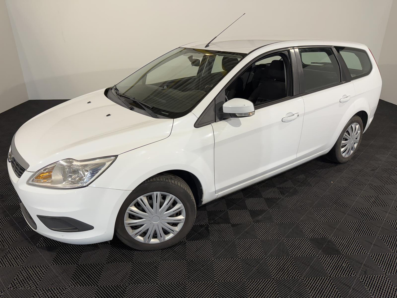 Ford Focus Wagon 1.6 Comfort 33-LKG-1 283.490 km - Vieglā automašīna: foto 1 Ford Focus Wagon 1.6 Comfort 33-LKG-1 283.490 km - Vieglā automašīna: foto 1
