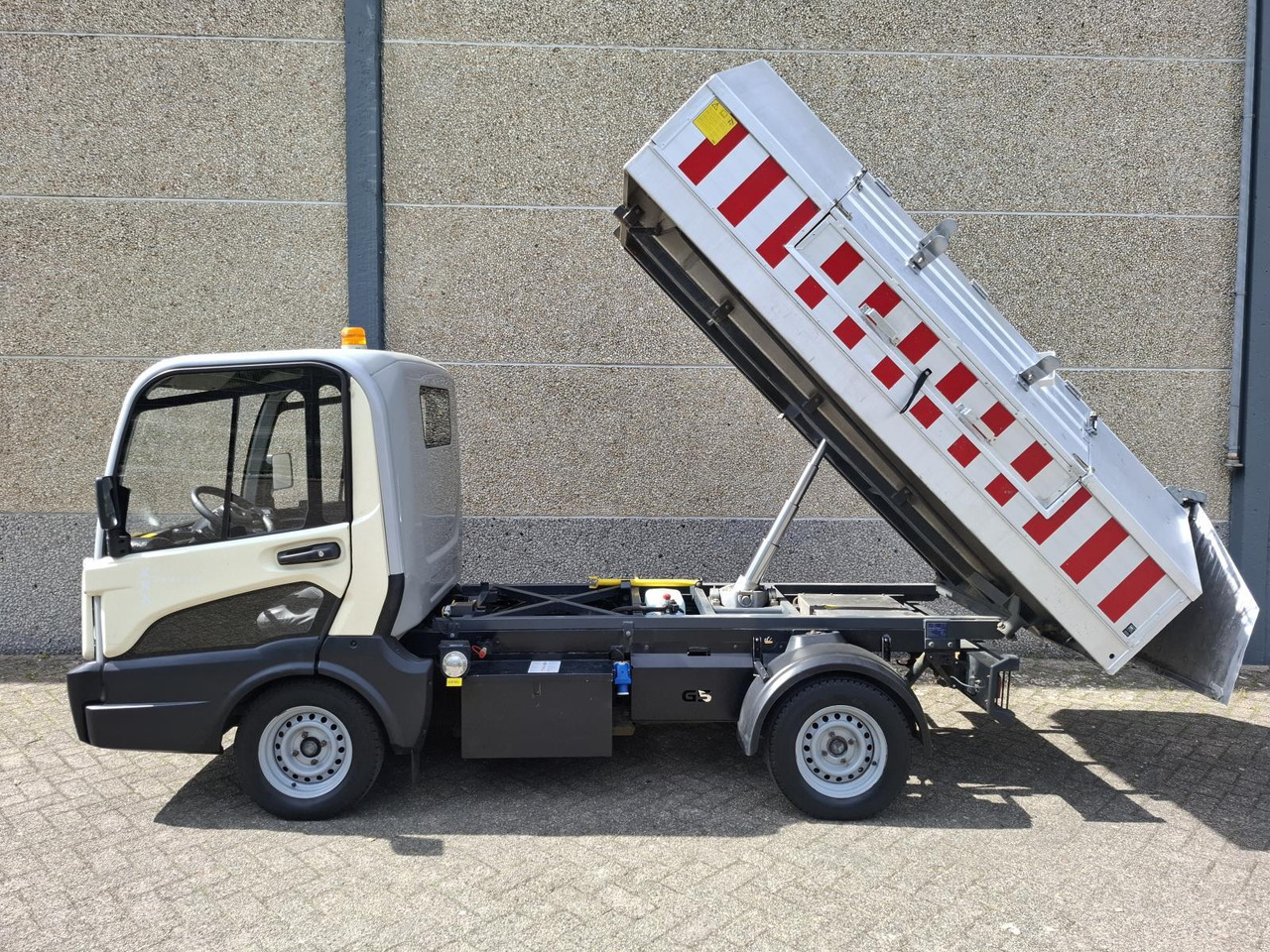 Goupil G5 Elektrische Stratenreinigingsmachine T-92-BSX - Elektriskā komunālā automašīna: foto 3 Goupil G5 Elektrische Stratenreinigingsmachine T-92-BSX - Elektriskā komunālā automašīna: foto 3