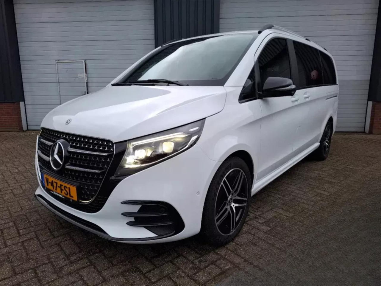 Mercedes-Benz V-Klasse AVANTGARDE V300d AUT Lang 2024 859 km V-47-FSL - Kravas-pasažieru furgons: foto 1 Mercedes-Benz V-Klasse AVANTGARDE V300d AUT Lang 2024 859 km V-47-FSL - Kravas-pasažieru furgons: foto 1