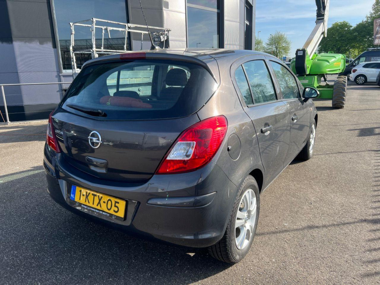 Opel Corsa 1.2 - 16V Design Edition | 2013 | 15.657 km | Automaat | 1KTX05 | NAP: Logisch - Hečbeks: foto 4 Opel Corsa 1.2 - 16V Design Edition | 2013 | 15.657 km | Automaat | 1KTX05 | NAP: Logisch - Hečbeks: foto 4