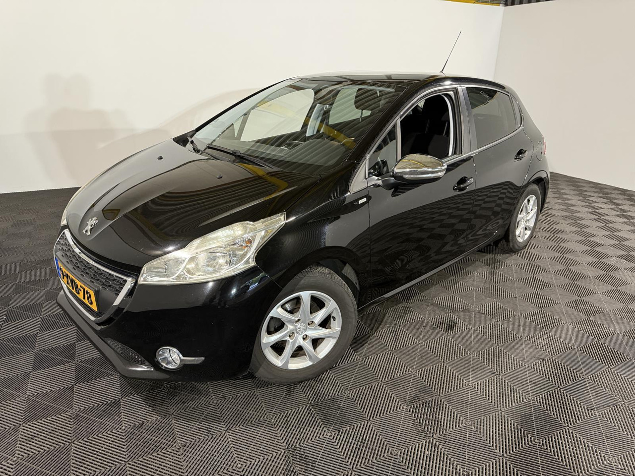 Peugeot | 208 | 1.2 VTi Style | 2014 | 191.063 km | 9XVB78 | Logisch - Hečbeks: foto 1 Peugeot | 208 | 1.2 VTi Style | 2014 | 191.063 km | 9XVB78 | Logisch - Hečbeks: foto 1