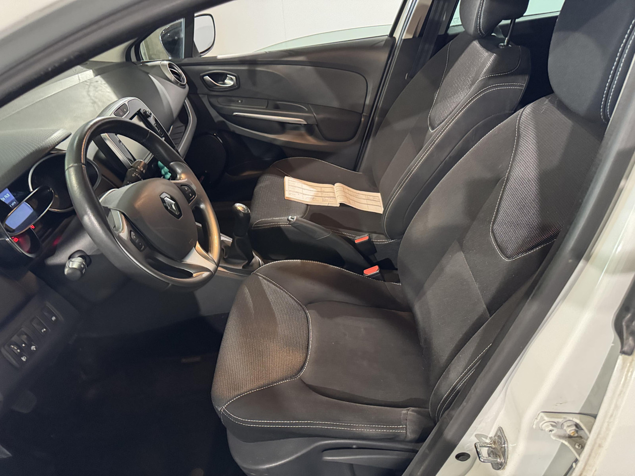 Renault Clio 0.9 TCe ECO Night&Day | 2015 | 170.065 km | HD-254 T - Hečbeks: foto 3 Renault Clio 0.9 TCe ECO Night&Day | 2015 | 170.065 km | HD-254 T - Hečbeks: foto 3