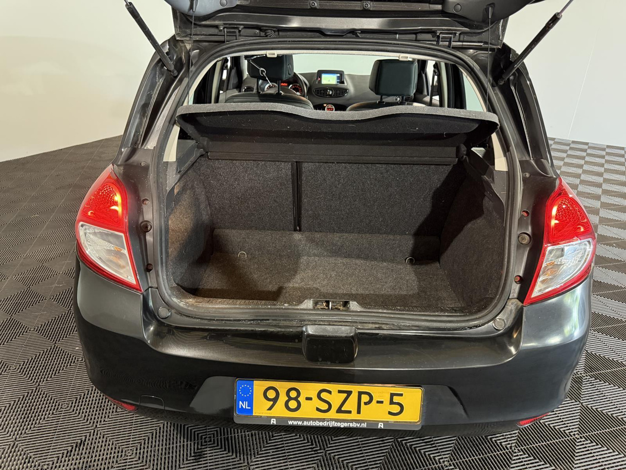 Renault Clio 1.2 Night & Day | 2012 | 155.141 km | 98-SZP-5 - Hečbeks: foto 5 Renault Clio 1.2 Night & Day | 2012 | 155.141 km | 98-SZP-5 - Hečbeks: foto 5