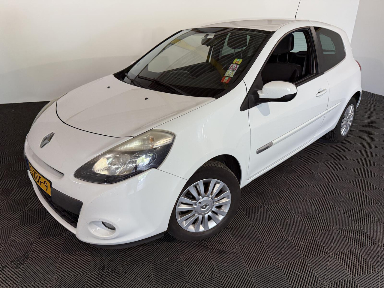 Renault Clio 1.2 TCe Collection | 2012 | 179.266 km | 15-ZDF-9 - Hečbeks: foto 1 Renault Clio 1.2 TCe Collection | 2012 | 179.266 km | 15-ZDF-9 - Hečbeks: foto 1