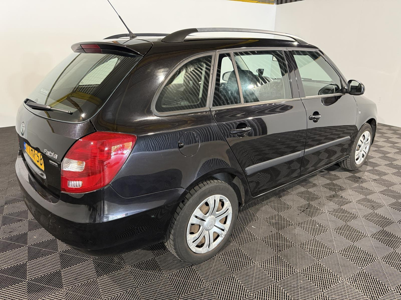 Skoda | Fabia Combi | 1.2 TSI Arctic | 2013 | 236.571 km | 7THX58 | Geen oordeel - Vieglā automašīna: foto 3 Skoda | Fabia Combi | 1.2 TSI Arctic | 2013 | 236.571 km | 7THX58 | Geen oordeel - Vieglā automašīna: foto 3