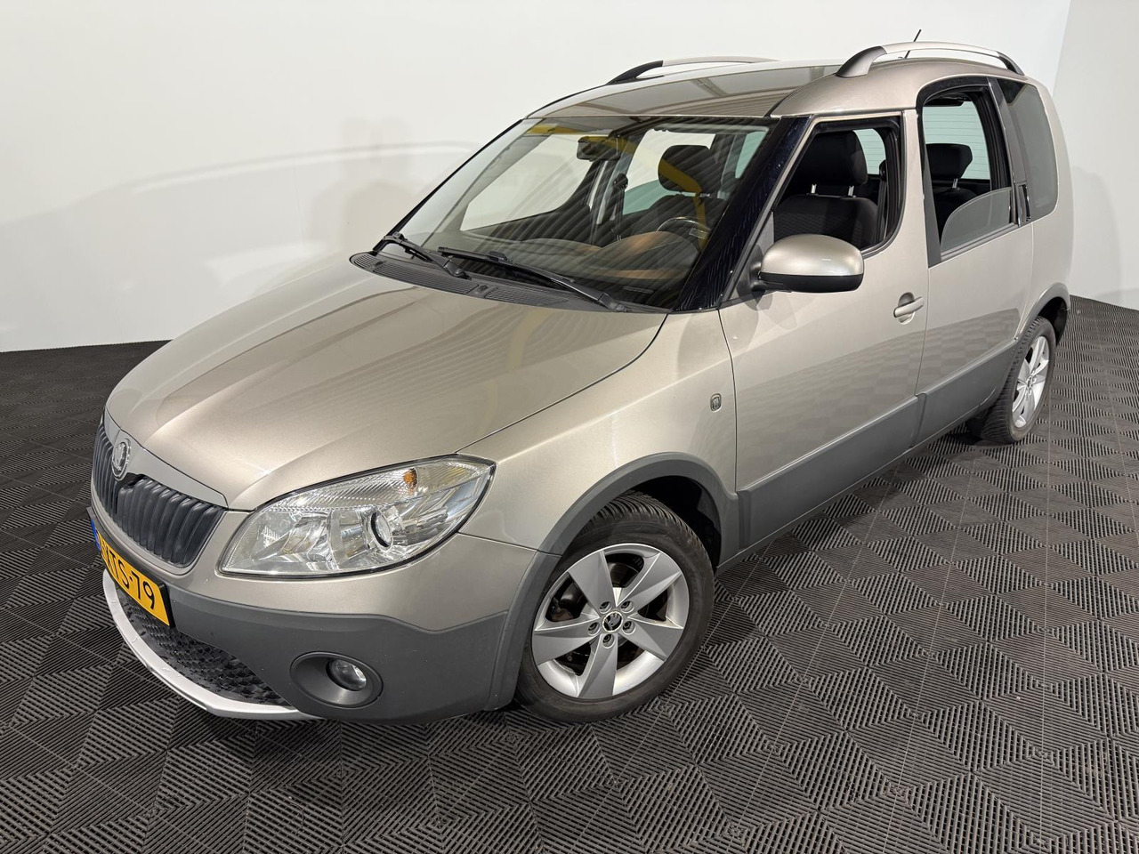 Skoda Roomster 1.2 TSI Drive | 2015 | 119.156 km | 2-XTS-79 - Vieglā automašīna: foto 1 Skoda Roomster 1.2 TSI Drive | 2015 | 119.156 km | 2-XTS-79 - Vieglā automašīna: foto 1