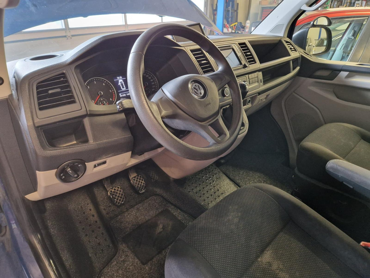 Volkswagen | Transporter | 2.0 TDI L1H1 DC Highline | 2018 | 251.292 km | V731RR | Logisch - Kravas-pasažieru furgons: foto 3 Volkswagen | Transporter | 2.0 TDI L1H1 DC Highline | 2018 | 251.292 km | V731RR | Logisch - Kravas-pasažieru furgons: foto 3