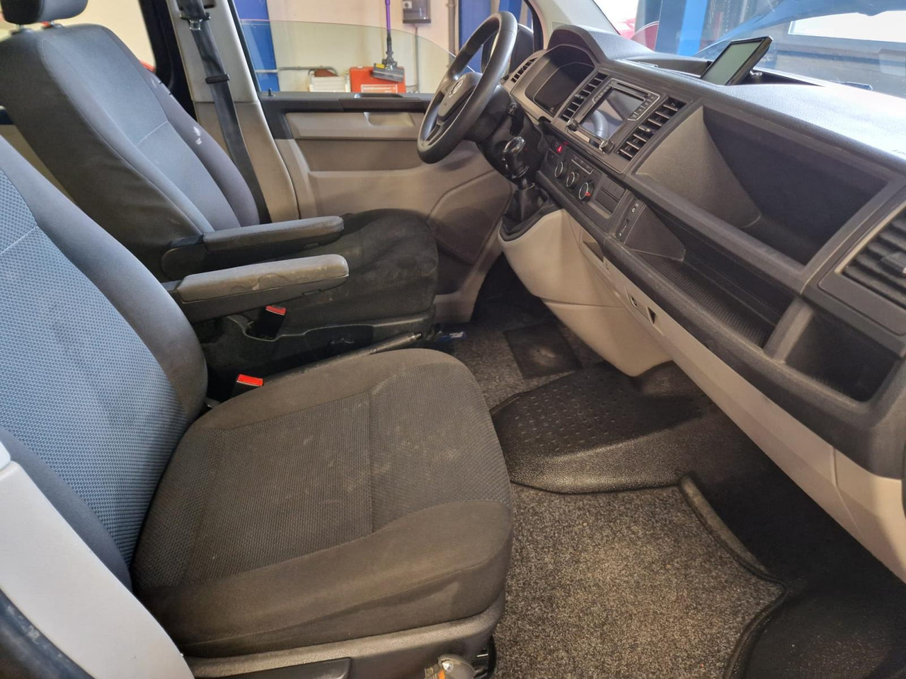 Volkswagen | Transporter | 2.0 TDI L1H1 DC Highline | 2018 | 251.292 km | V731RR | Logisch - Kravas-pasažieru furgons: foto 2 Volkswagen | Transporter | 2.0 TDI L1H1 DC Highline | 2018 | 251.292 km | V731RR | Logisch - Kravas-pasažieru furgons: foto 2