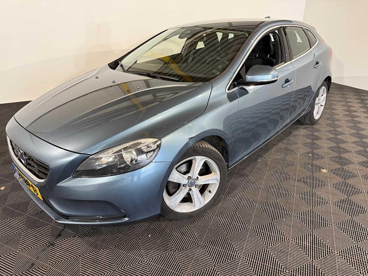 Volvo V40 1.6 T3 Momentum 2-KBP-13 210.566 km - Vieglā automašīna: foto 1 Volvo V40 1.6 T3 Momentum 2-KBP-13 210.566 km - Vieglā automašīna: foto 1