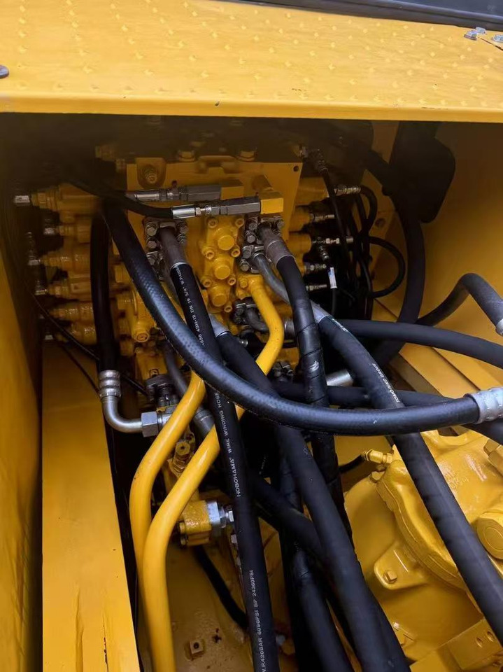 KOMATSU PC220 - Kāpurķēžu ekskavators: foto 1 KOMATSU PC220 - Kāpurķēžu ekskavators: foto 1