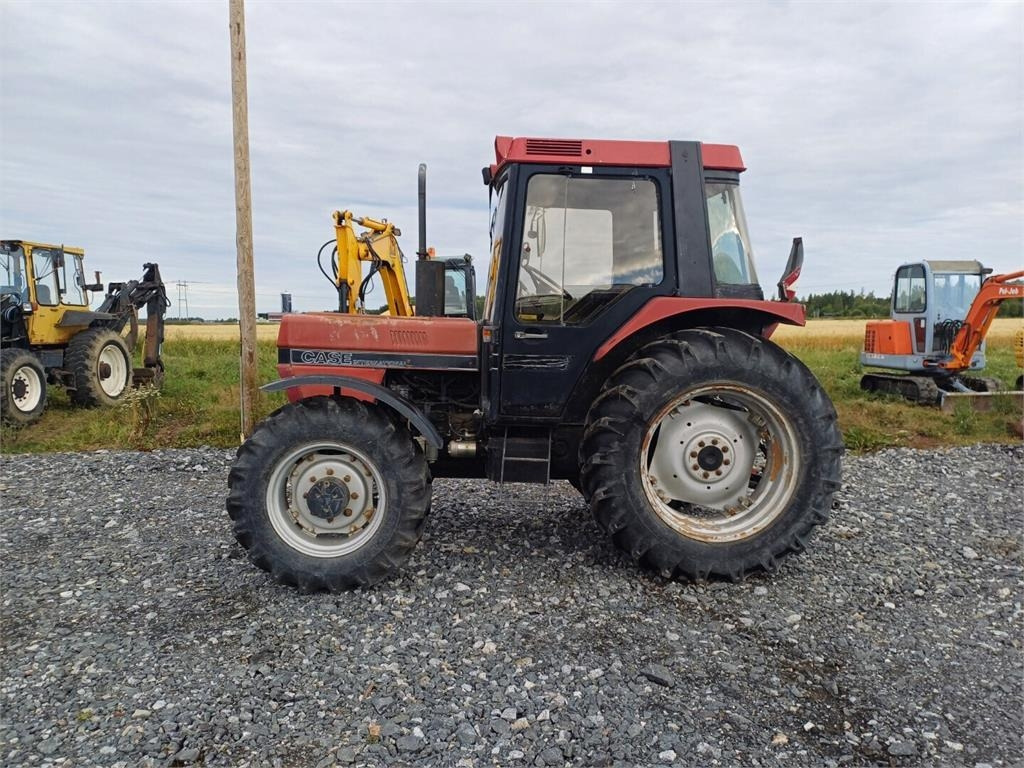 Case IH 685XL Hyvät renkaat. - Traktors: foto 3 Case IH 685XL Hyvät renkaat. - Traktors: foto 3
