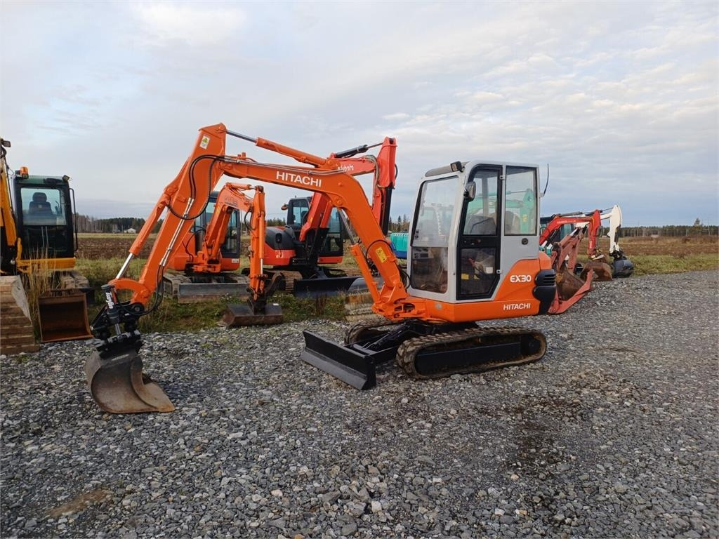 Hitachi EX30 Kallistuvalla liittimellä - Mini-ekskavators: foto 1 Hitachi EX30 Kallistuvalla liittimellä - Mini-ekskavators: foto 1