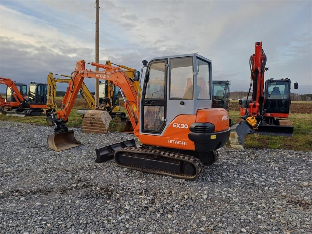 Hitachi EX30 Kallistuvalla liittimellä - Mini-ekskavators: foto 3 Hitachi EX30 Kallistuvalla liittimellä - Mini-ekskavators: foto 3