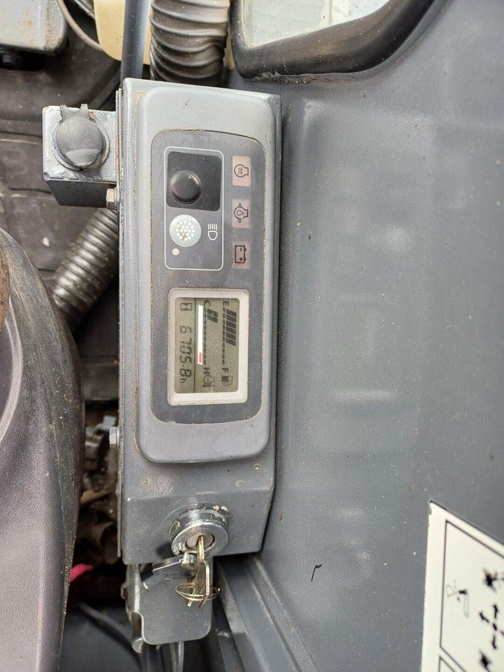 Mini-ekskavators Hitachi EX50 u kallistuvalla liittimellä: foto 11