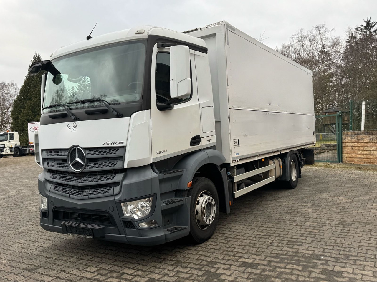 Mercedes-Benz Antos 1836L/4x2/2t.LBW/2xAHK/aus.1Hand/16.Pal. - Kravas automašīna dzērienu pārvadāšanai: foto 3 Mercedes-Benz Antos 1836L/4x2/2t.LBW/2xAHK/aus.1Hand/16.Pal. - Kravas automašīna dzērienu pārvadāšanai: foto 3