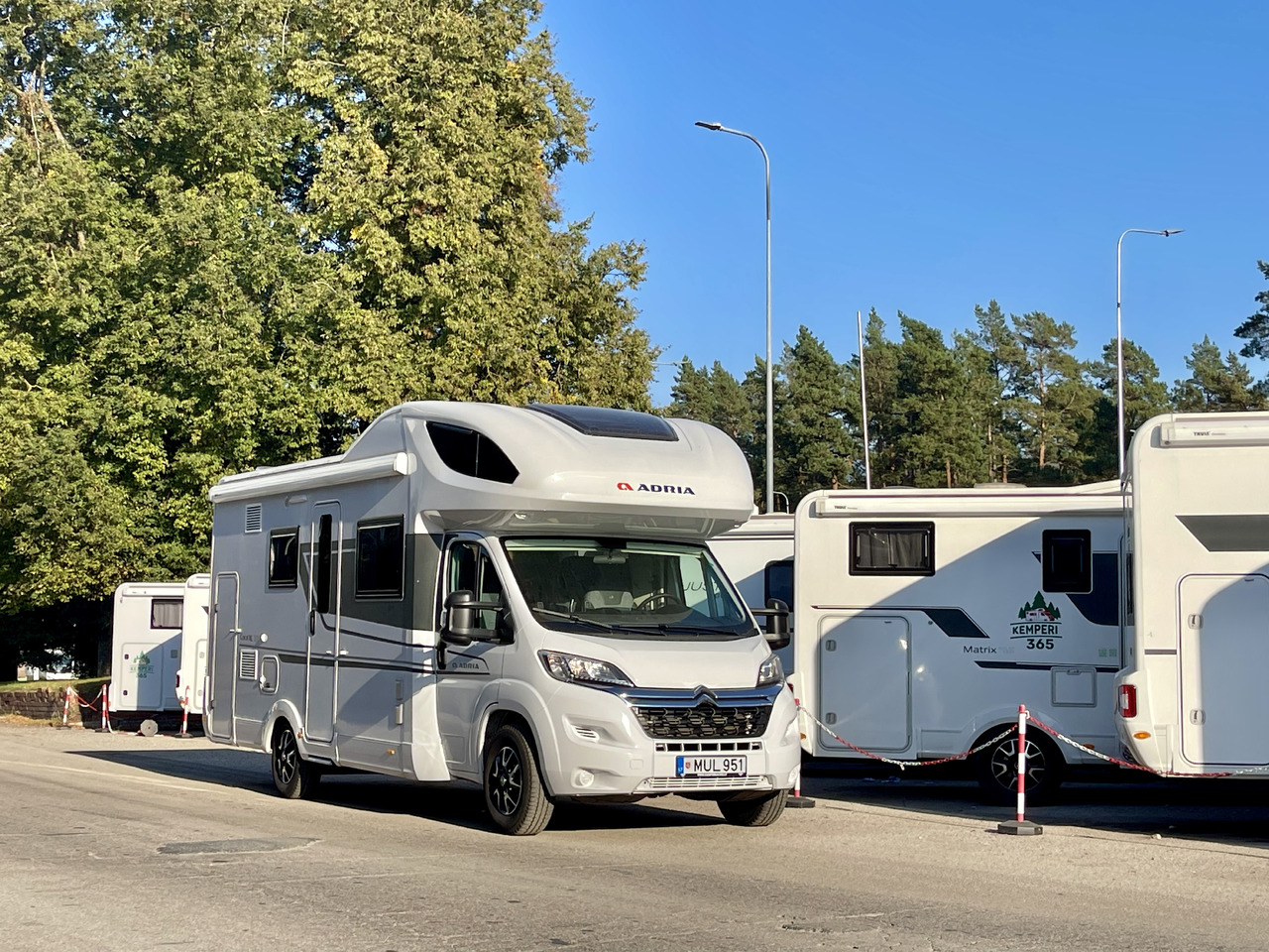 ADRIA Coral XL 650 DK - Alkov kemperis: foto 1 ADRIA Coral XL 650 DK - Alkov kemperis: foto 1