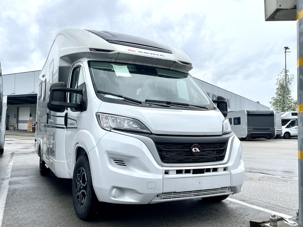 ADRIA Matrix axess 650 SC - Daļēji integrētais kemperis: foto 1 ADRIA Matrix axess 650 SC - Daļēji integrētais kemperis: foto 1