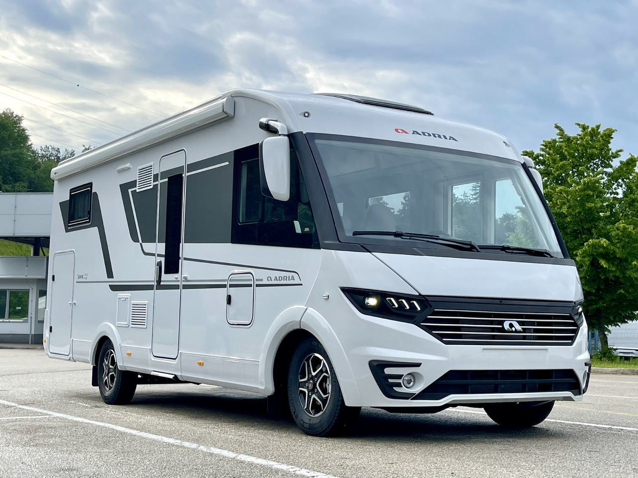 ADRIA Sonic 700DC - Integrēts kemperis: foto 1 ADRIA Sonic 700DC - Integrēts kemperis: foto 1