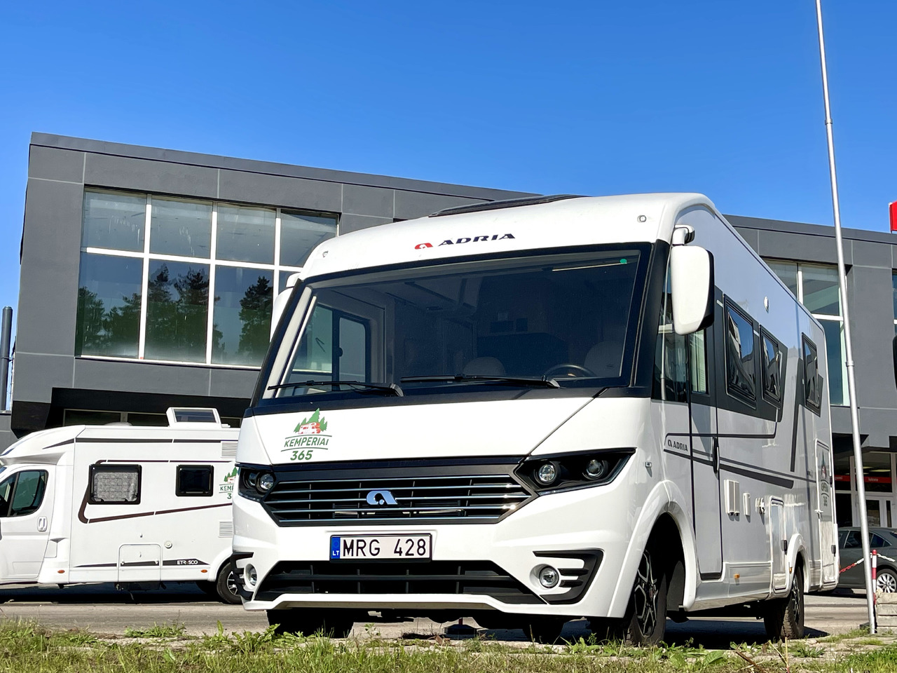 ADRIA Sonic Plus 700SL - Integrēts kemperis: foto 1 ADRIA Sonic Plus 700SL - Integrēts kemperis: foto 1