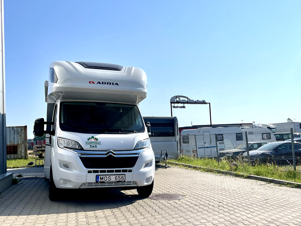 Adria Coral Xl 600 DP - Alkov kemperis: foto 1 Adria Coral Xl 600 DP - Alkov kemperis: foto 1