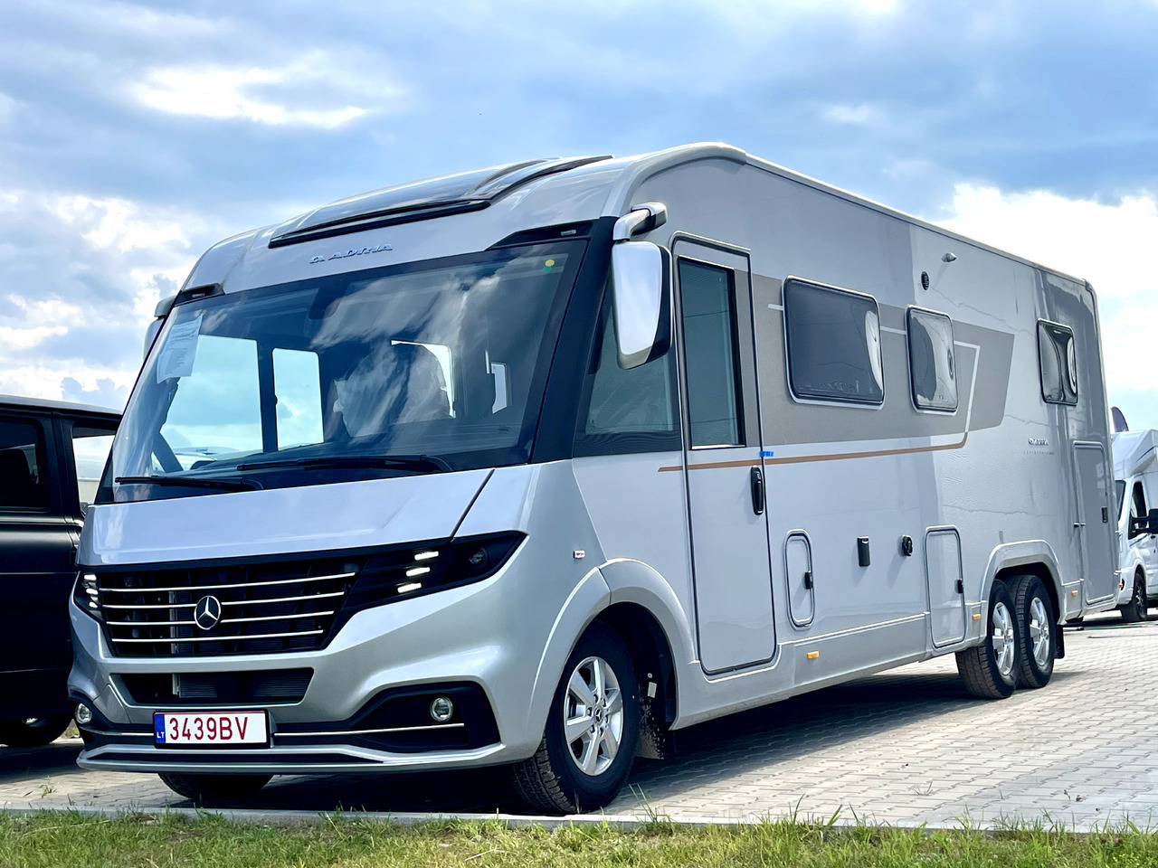 Adria Super Sonic 890 LC - Integrēts kemperis: foto 1 Adria Super Sonic 890 LC - Integrēts kemperis: foto 1
