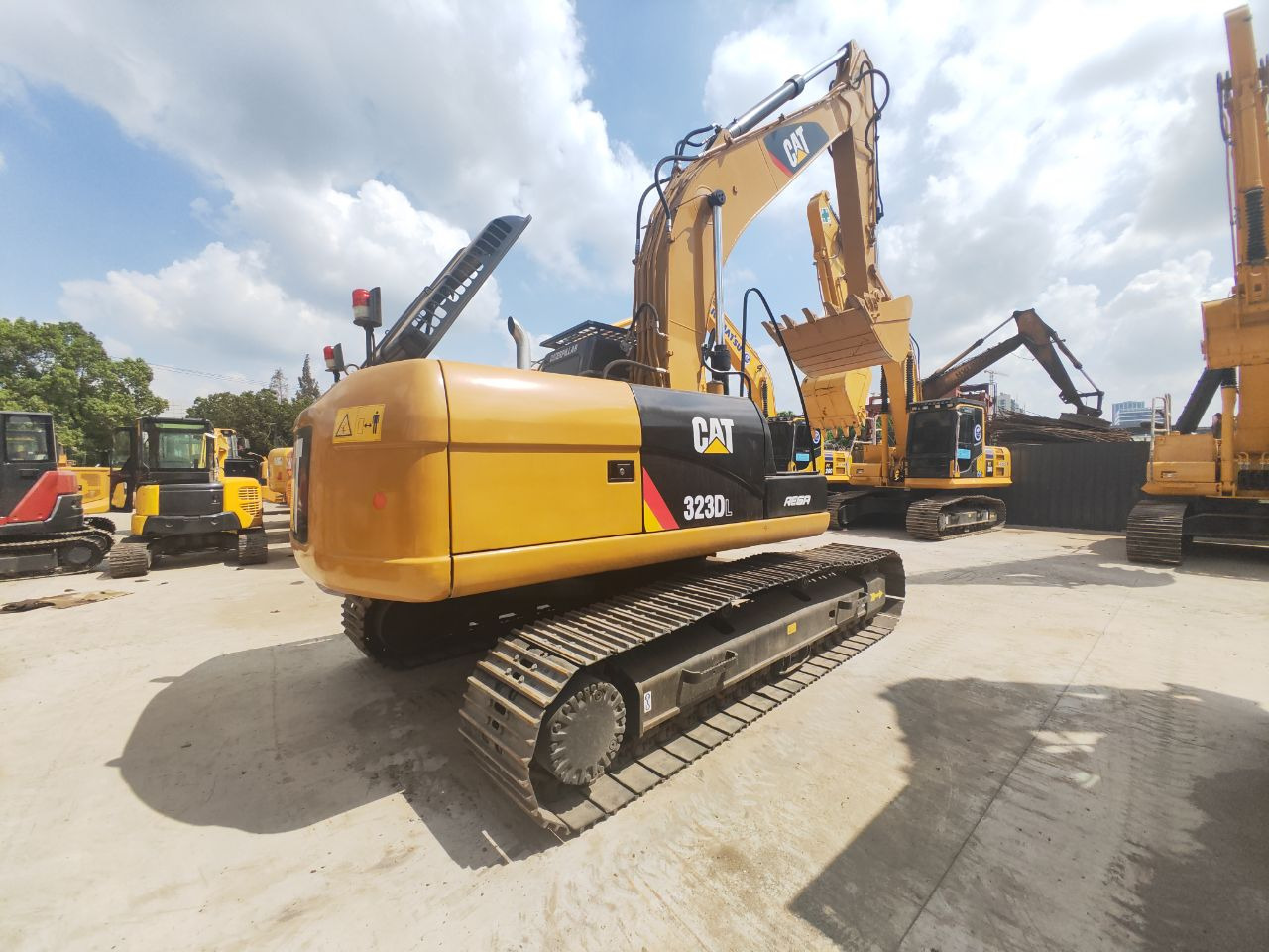 CATERPILLAR 323D - Kāpurķēžu ekskavators: foto 2 CATERPILLAR 323D - Kāpurķēžu ekskavators: foto 2