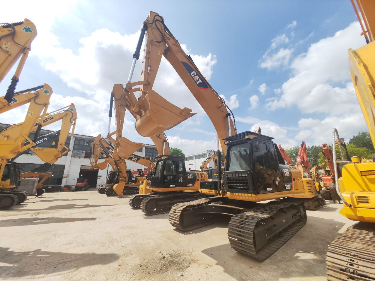 CATERPILLAR 323D - Kāpurķēžu ekskavators: foto 1 CATERPILLAR 323D - Kāpurķēžu ekskavators: foto 1