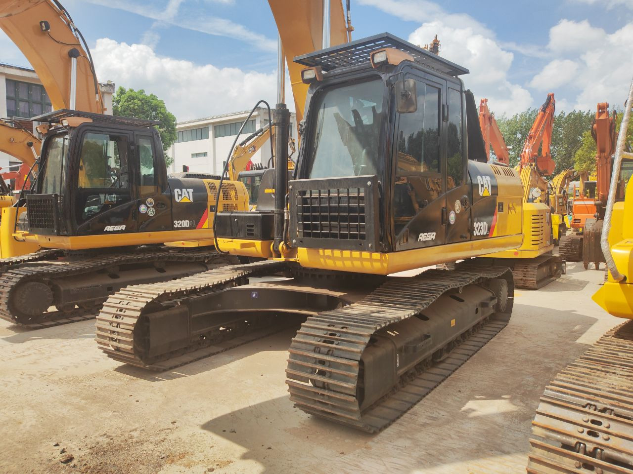 CATERPILLAR 323D - Kāpurķēžu ekskavators: foto 4 CATERPILLAR 323D - Kāpurķēžu ekskavators: foto 4