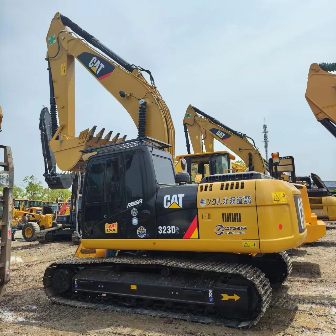 CATERPILLAR 323D2L - Kāpurķēžu ekskavators: foto 1 CATERPILLAR 323D2L - Kāpurķēžu ekskavators: foto 1